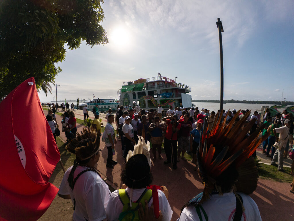 Com Cacique Raoni, barqueata na Baía do Guajará pede justiça climática e denuncia a Ferrogrão durante a COP30 em Belém 5