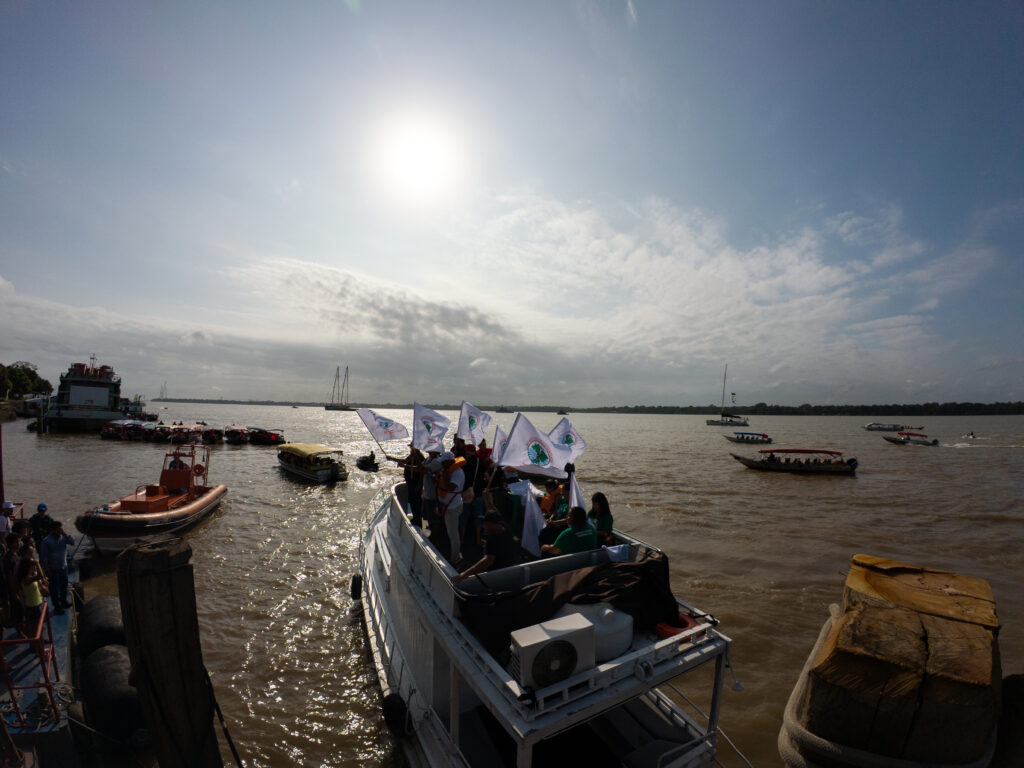 Com Cacique Raoni, barqueata na Baía do Guajará pede justiça climática e denuncia a Ferrogrão durante a COP30 em Belém 3