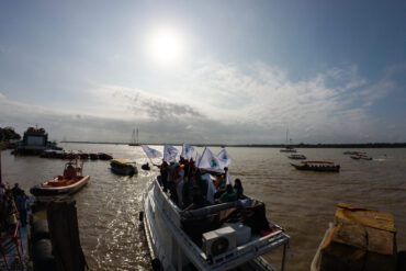 Com Cacique Raoni, barqueata na Baía do Guajará pede justiça climática e denuncia a Ferrogrão durante a COP30 em Belém 5