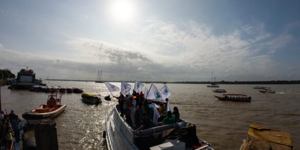 Com Cacique Raoni, barqueata na Baía do Guajará pede justiça climática e denuncia a Ferrogrão durante a COP30 em Belém 1