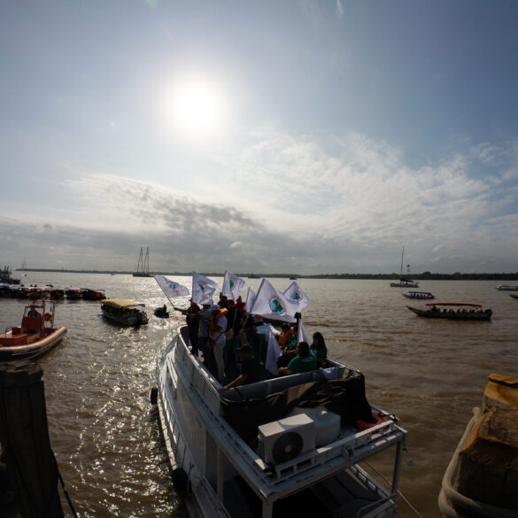 Com Cacique Raoni, barqueata na Baía do Guajará pede justiça climática e denuncia a Ferrogrão durante a COP30 em Belém 5