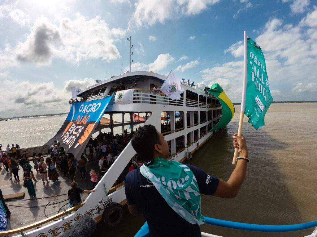 Com Cacique Raoni, barqueata na Baía do Guajará pede justiça climática e denuncia a Ferrogrão durante a COP30 em Belém 39