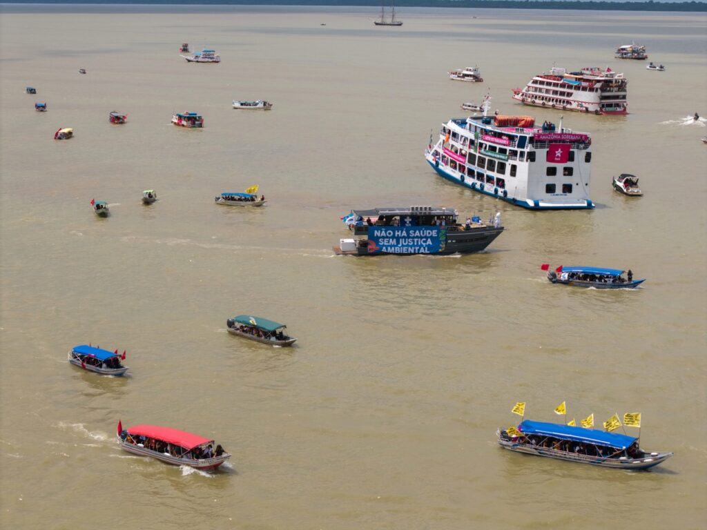 Com Cacique Raoni, barqueata na Baía do Guajará pede justiça climática e denuncia a Ferrogrão durante a COP30 em Belém 41