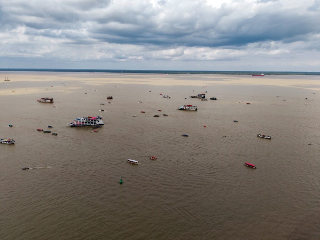 Com Cacique Raoni, barqueata na Baía do Guajará pede justiça climática e denuncia a Ferrogrão durante a COP30 em Belém 45