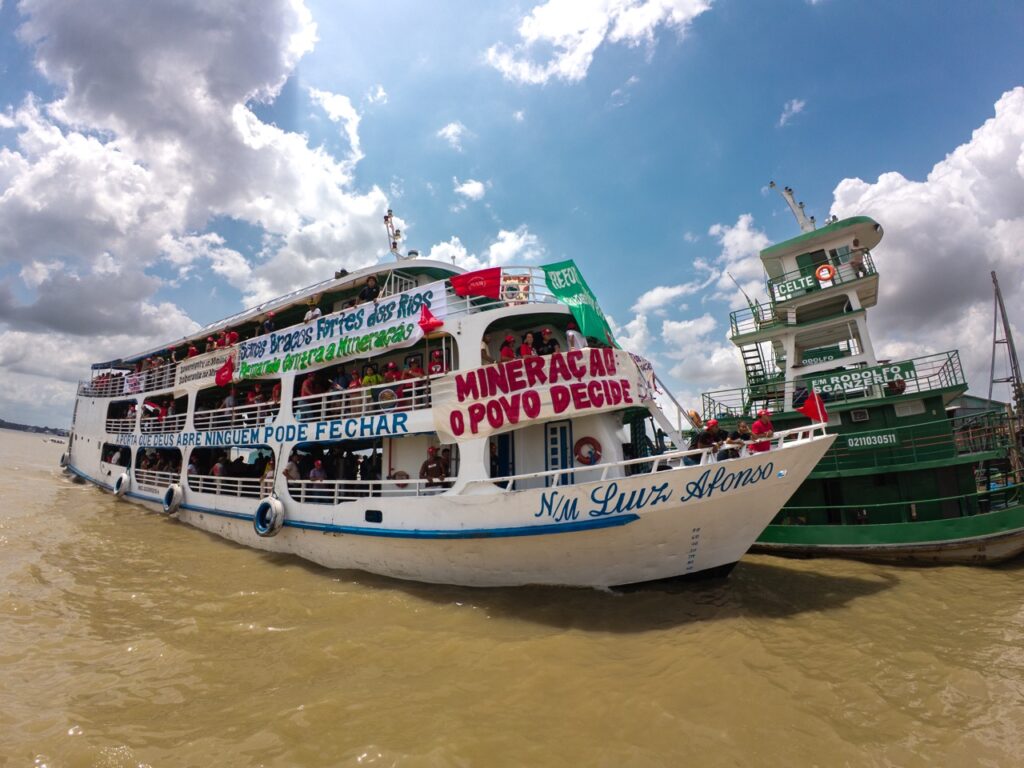 Com Cacique Raoni, barqueata na Baía do Guajará pede justiça climática e denuncia a Ferrogrão durante a COP30 em Belém 33
