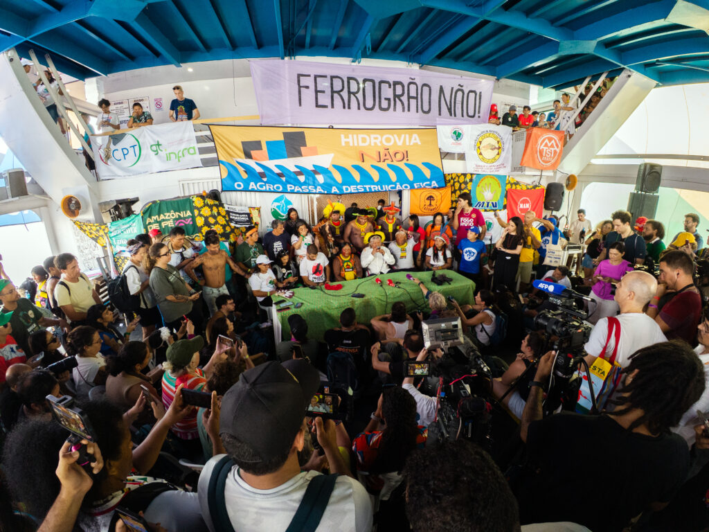 Com Cacique Raoni, barqueata na Baía do Guajará pede justiça climática e denuncia a Ferrogrão durante a COP30 em Belém 13