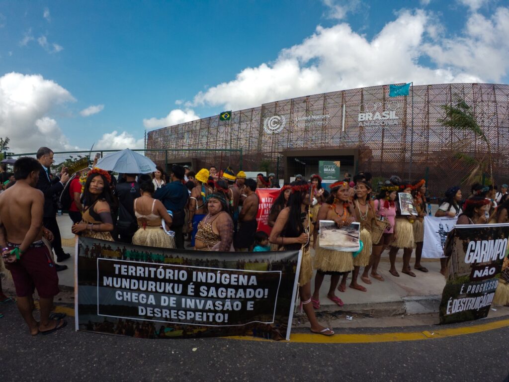 CHAMA LULA E REVOGA: Povos indígenas “param” COP30 e exigem revogação de decreto e fim da Ferrogrão 15