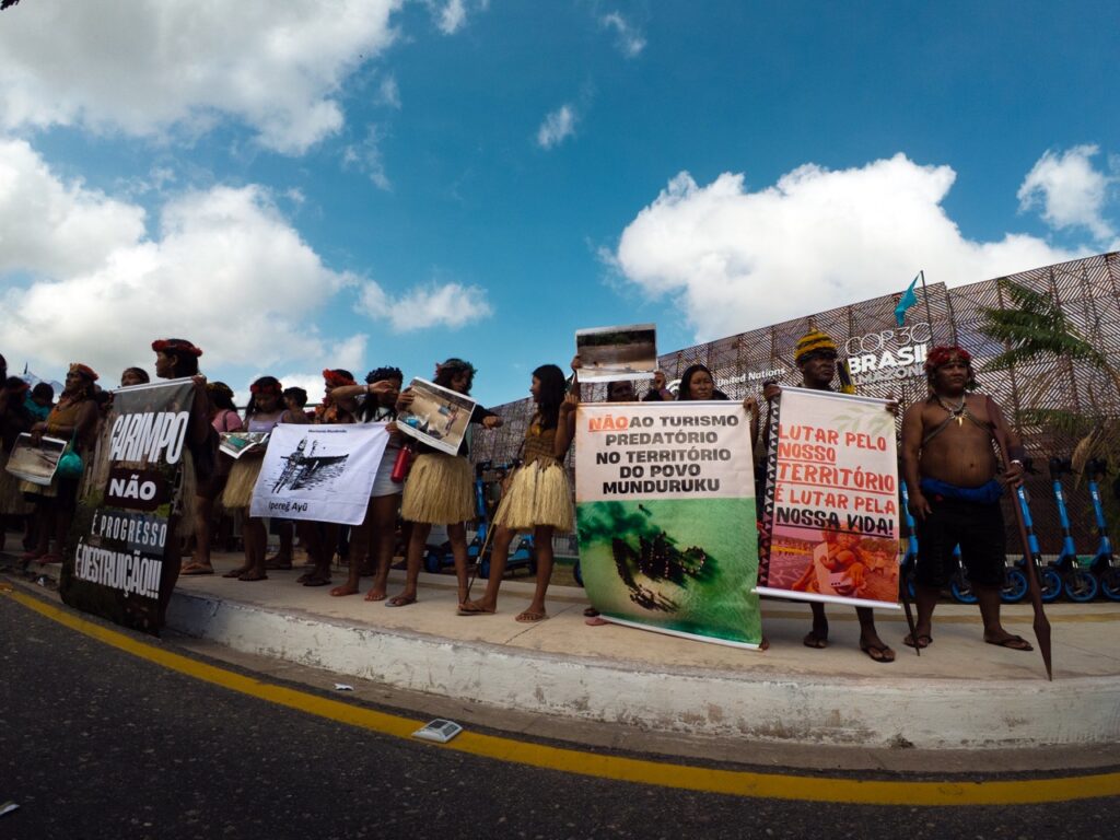 CHAMA LULA E REVOGA: Povos indígenas “param” COP30 e exigem revogação de decreto e fim da Ferrogrão 3