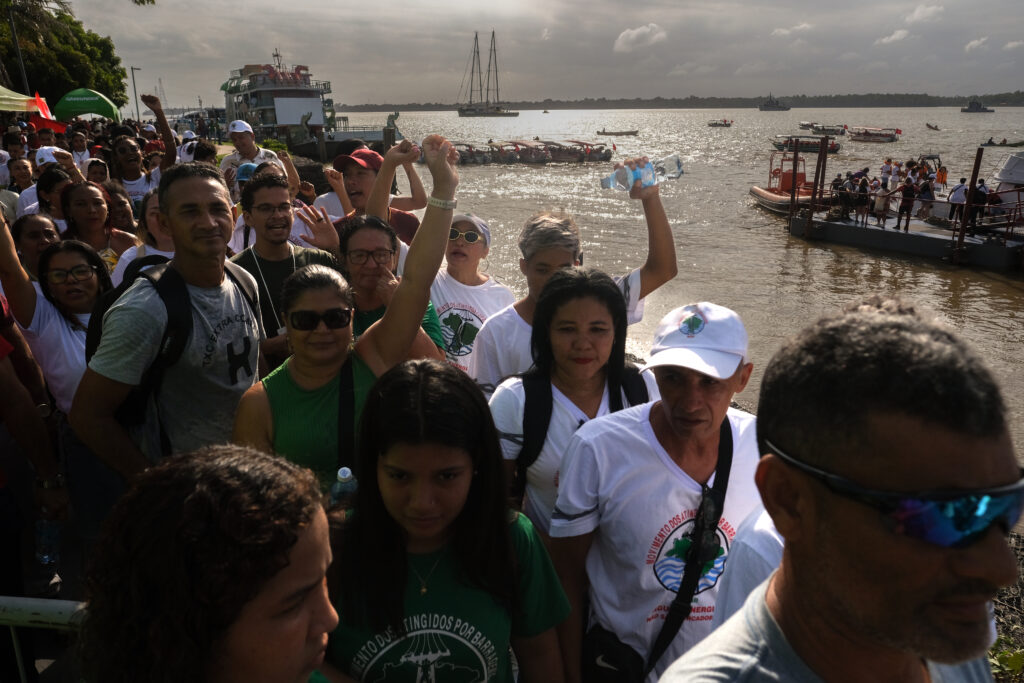 Com Cacique Raoni, barqueata na Baía do Guajará pede justiça climática e denuncia a Ferrogrão durante a COP30 em Belém 7