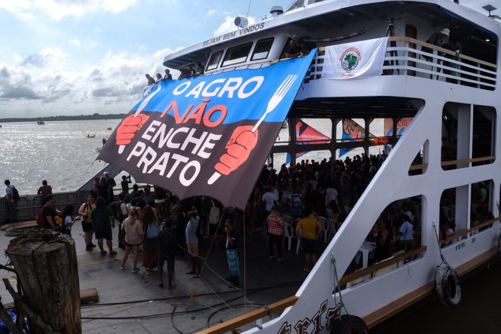 Com Cacique Raoni, barqueata na Baía do Guajará pede justiça climática e denuncia a Ferrogrão durante a COP30 em Belém 35