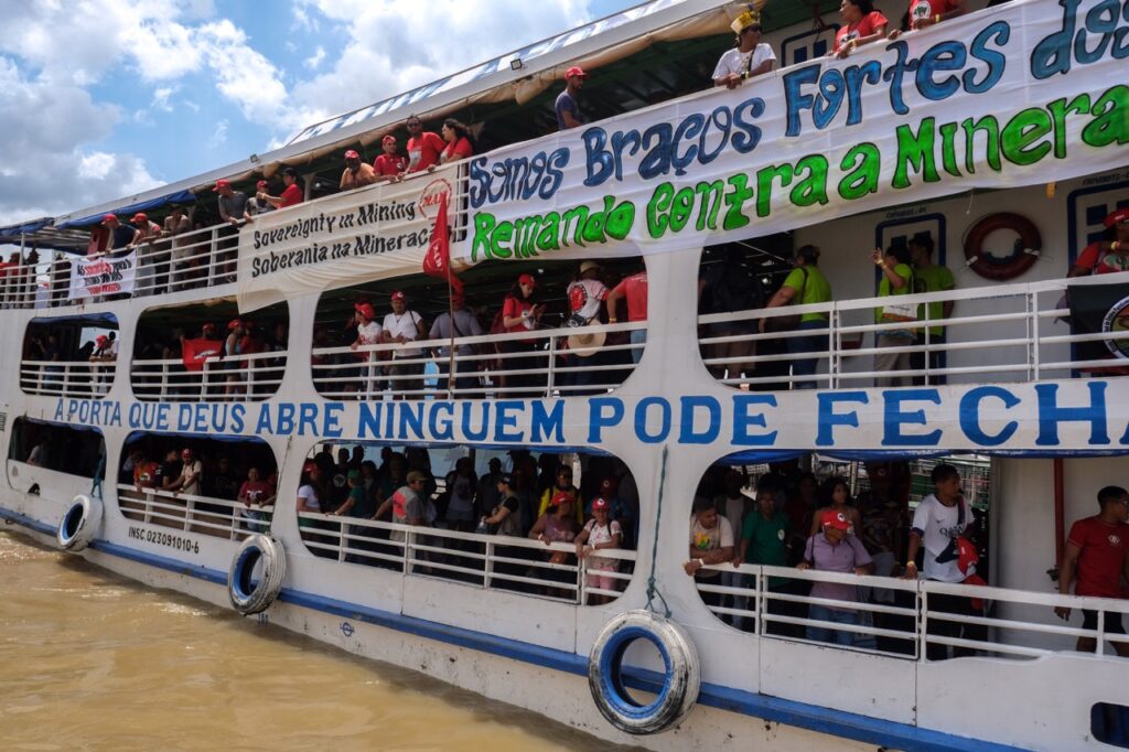 Com Cacique Raoni, barqueata na Baía do Guajará pede justiça climática e denuncia a Ferrogrão durante a COP30 em Belém 27