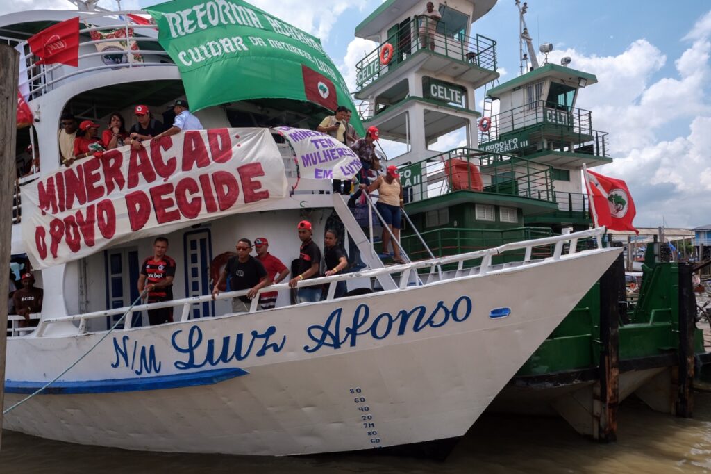 Com Cacique Raoni, barqueata na Baía do Guajará pede justiça climática e denuncia a Ferrogrão durante a COP30 em Belém 31