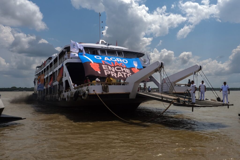 Com Cacique Raoni, barqueata na Baía do Guajará pede justiça climática e denuncia a Ferrogrão durante a COP30 em Belém 25