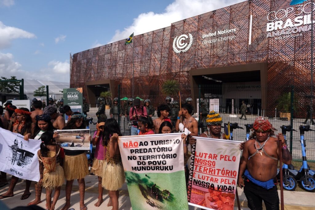 CHAMA LULA E REVOGA: Povos indígenas “param” COP30 e exigem revogação de decreto e fim da Ferrogrão 9