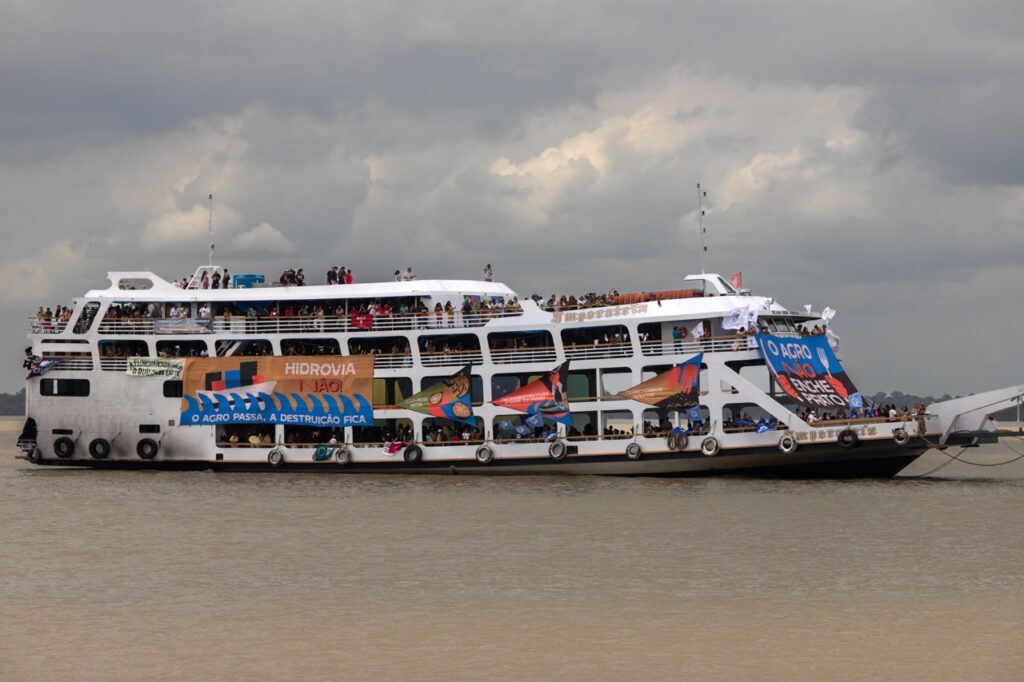 Com Cacique Raoni, barqueata na Baía do Guajará pede justiça climática e denuncia a Ferrogrão durante a COP30 em Belém 23