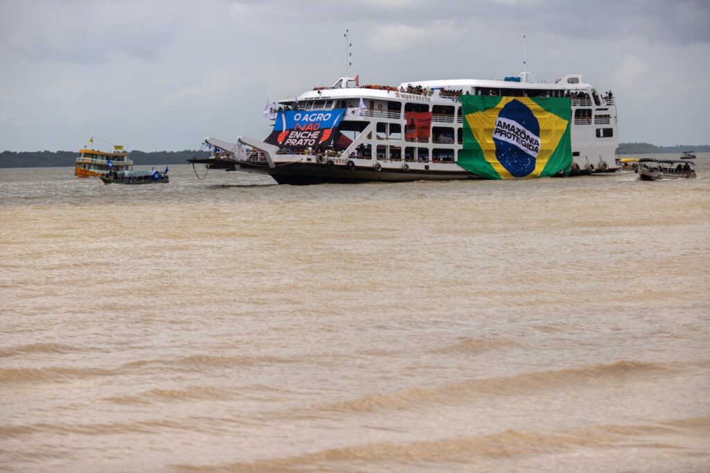 Com Cacique Raoni, barqueata na Baía do Guajará pede justiça climática e denuncia a Ferrogrão durante a COP30 em Belém 47