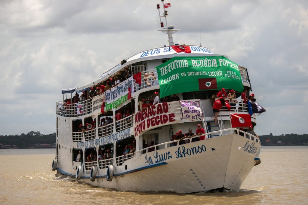 Com Cacique Raoni, barqueata na Baía do Guajará pede justiça climática e denuncia a Ferrogrão durante a COP30 em Belém 21