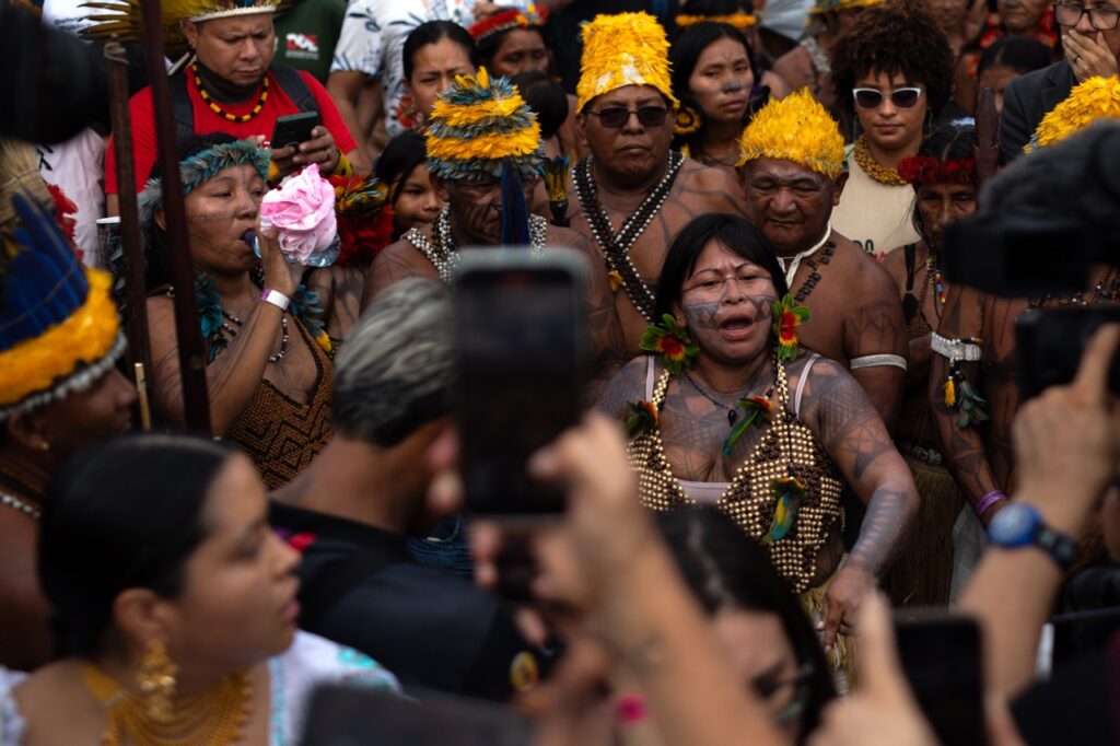 CHAMA LULA E REVOGA: Povos indígenas “param” COP30 e exigem revogação de decreto e fim da Ferrogrão 13