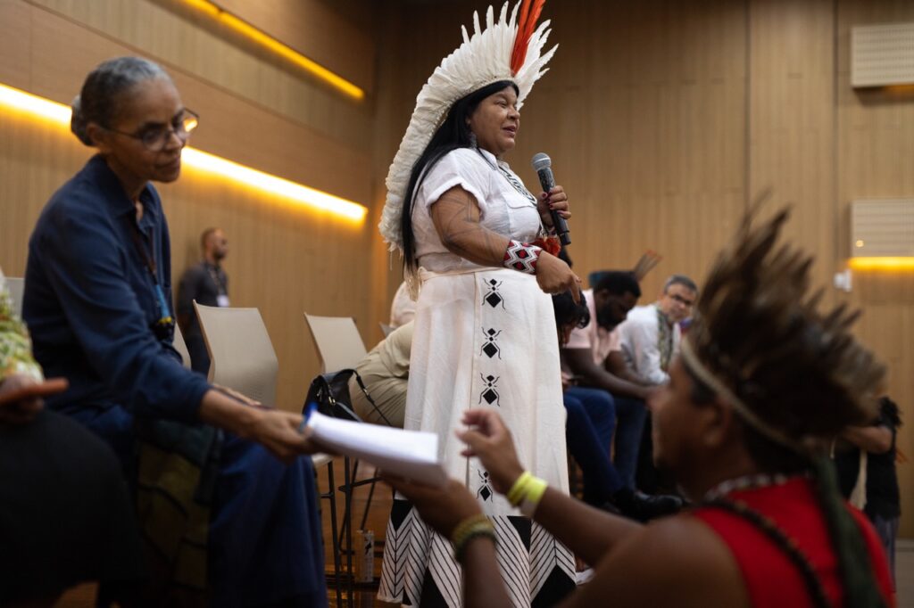 CHAMA LULA E REVOGA: Povos indígenas “param” COP30 e exigem revogação de decreto e fim da Ferrogrão 49